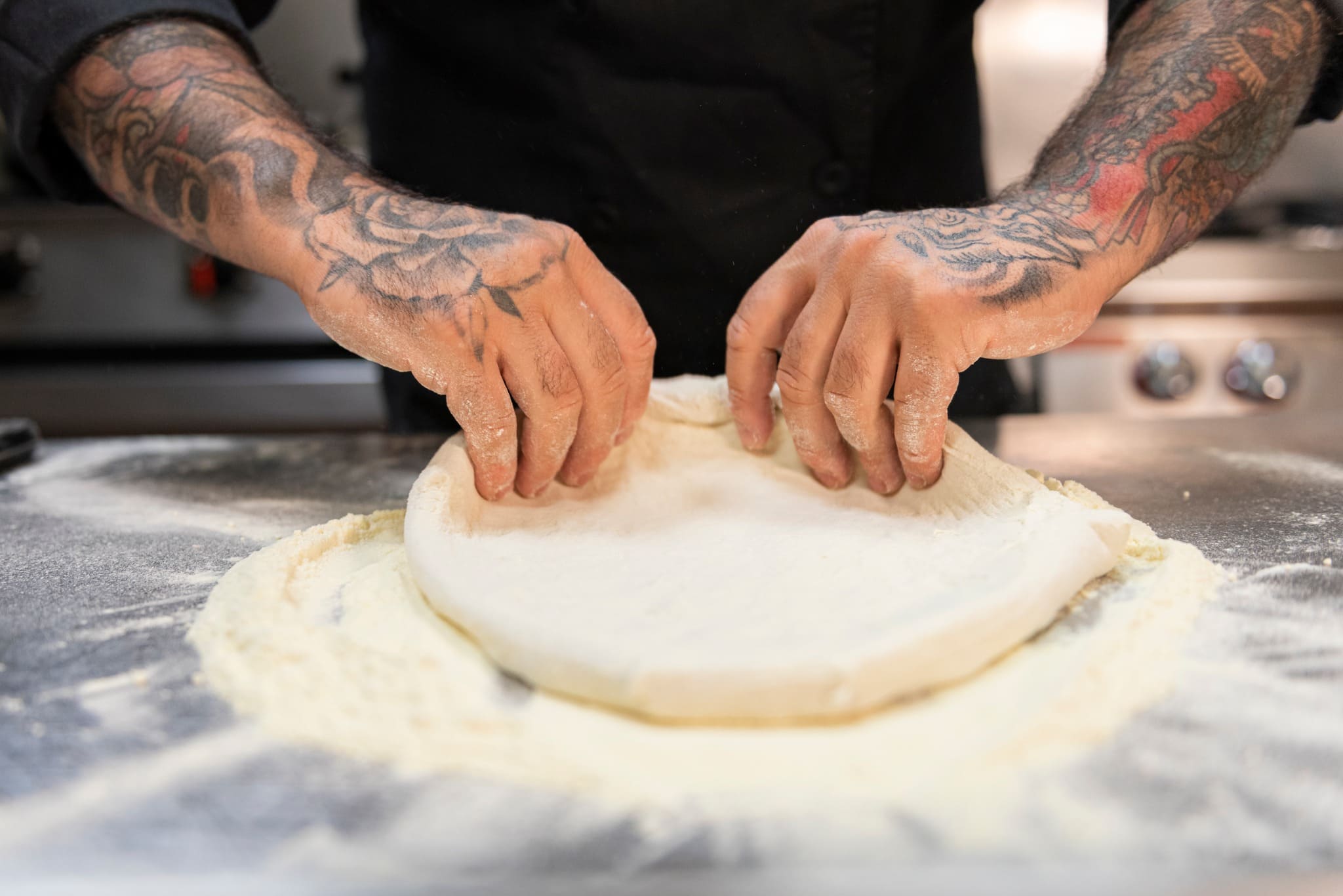 Sapore Italia manos de hombre preparando masa de pizza