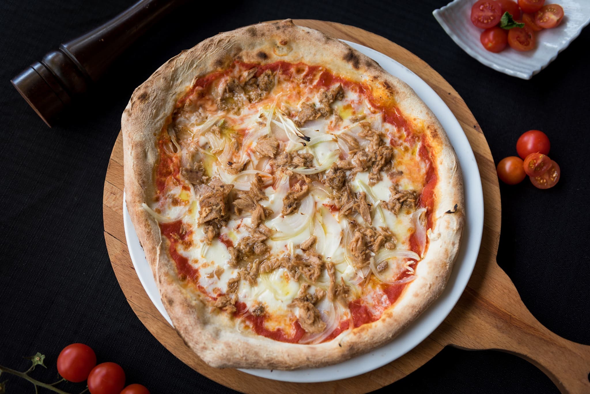 Sapore Italia pizza de atun sobre tabla