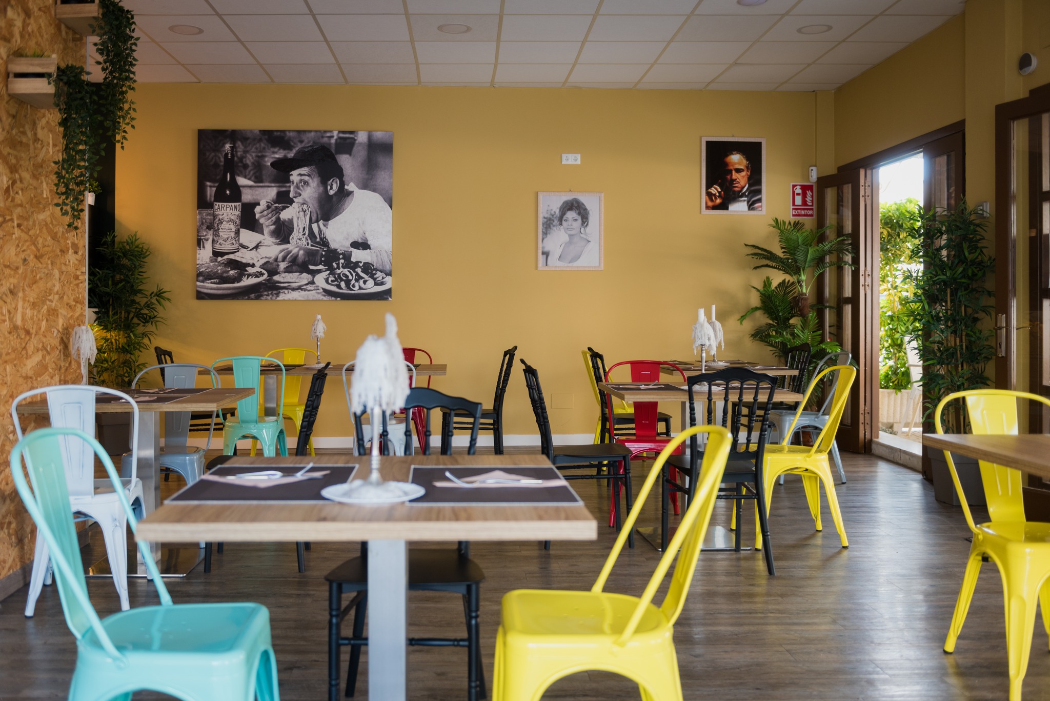 Sapore Italia interior loca con sillas de colores y cuadro de MArlon Brando en El Padrino