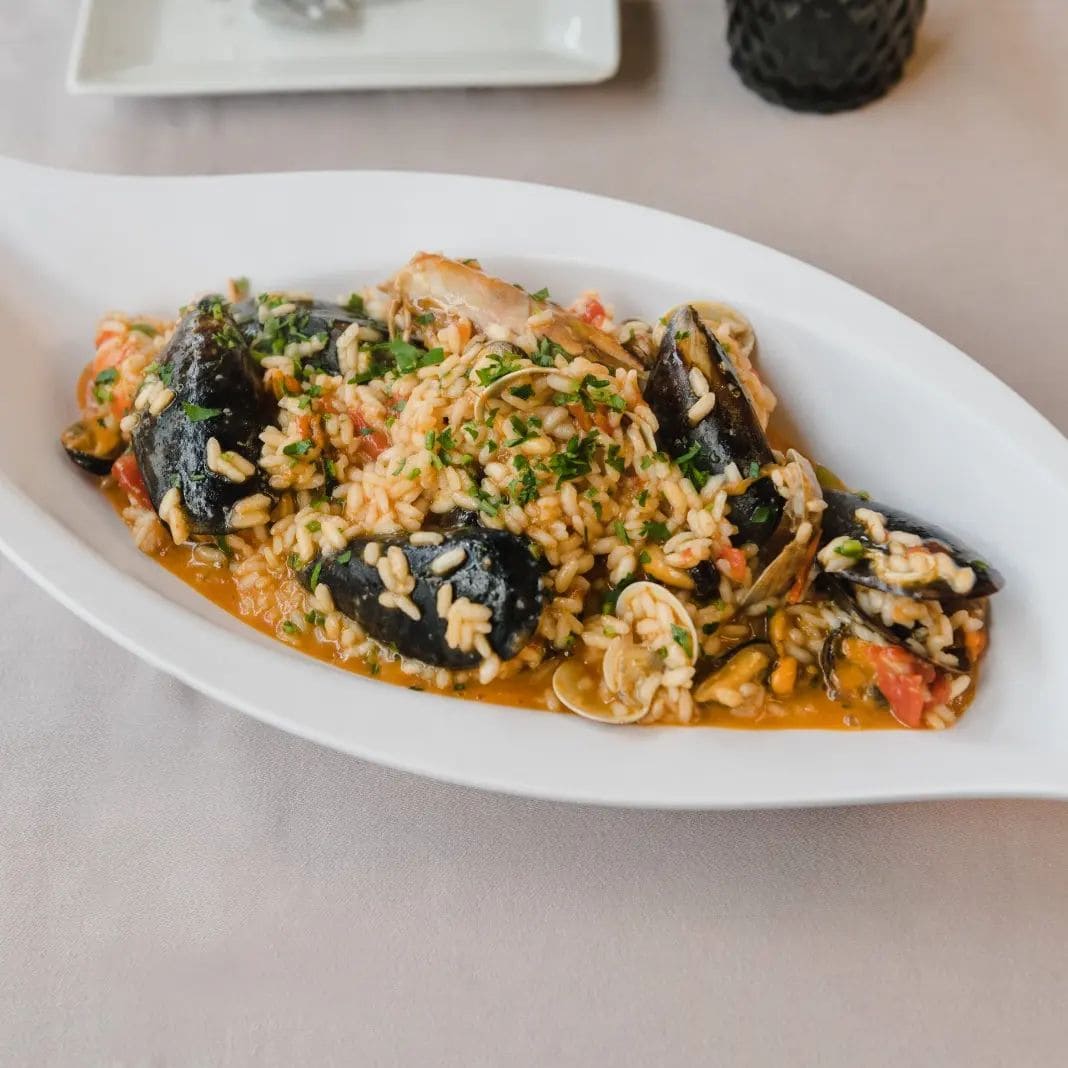 Sapore Italia risotto de pescado en plato oval