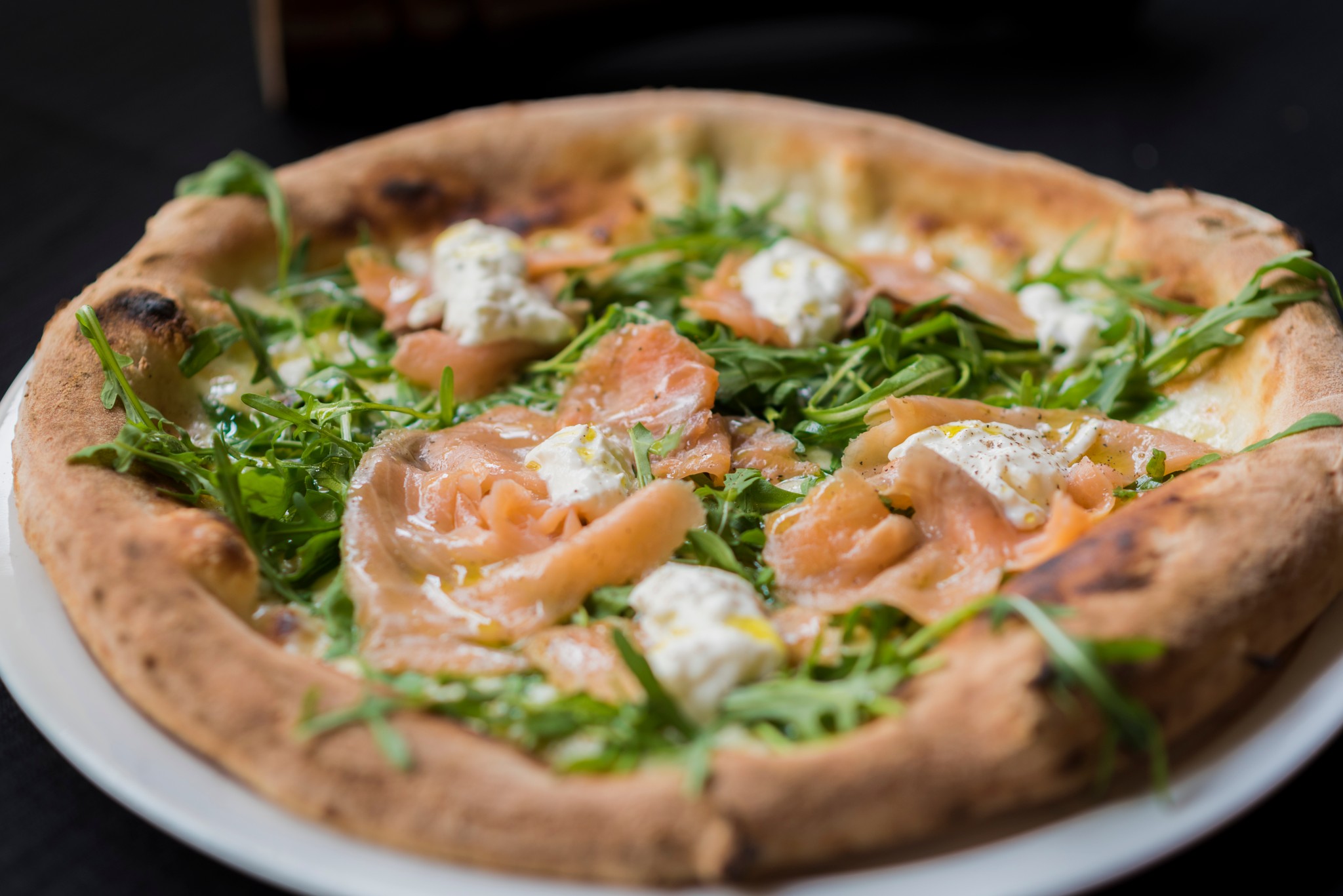 Sapore Italia plano detalle de pizza con salmon y mozarella